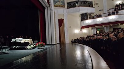 В Госдрамтеатре проходит прощание с народным артистом Южной и Северной Осетии Ахсаром Ванеевым