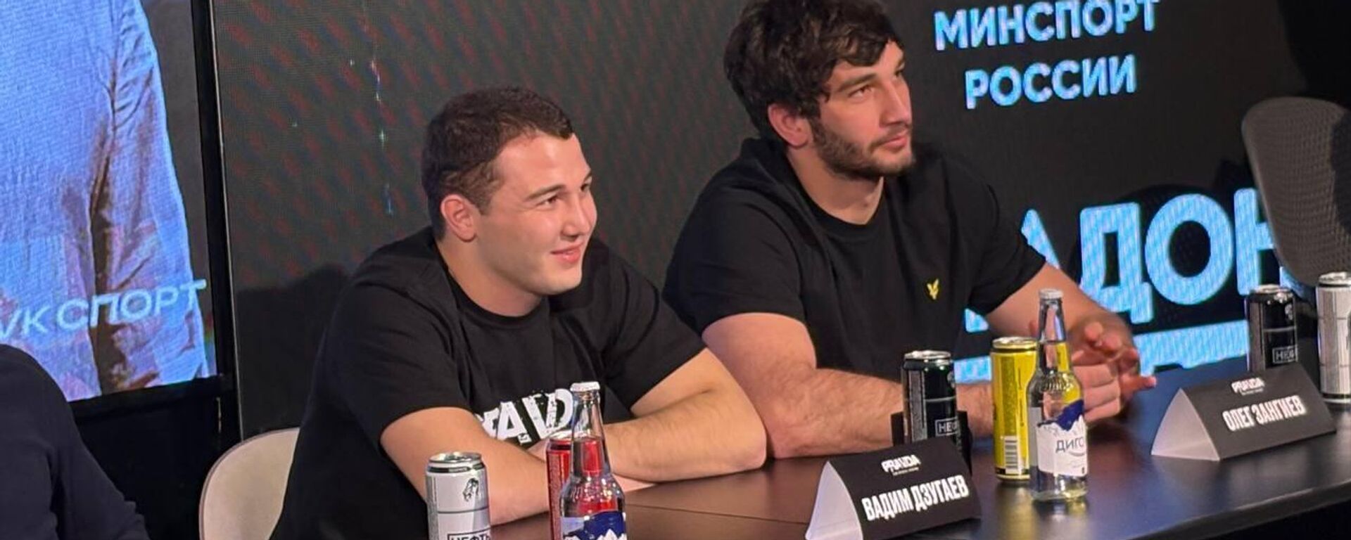 Осетинский боксер Вадим Дзугаев (в центре) на пресс-конференции - Sputnik Южная Осетия, 1920, 28.03.2026