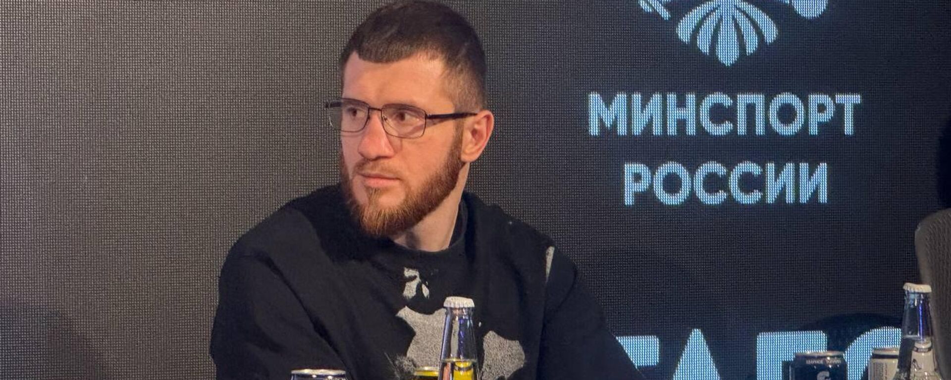 Осетинский боксер Георгий Челохсаев на пресс-конференции  - Sputnik Южная Осетия, 1920, 28.03.2026