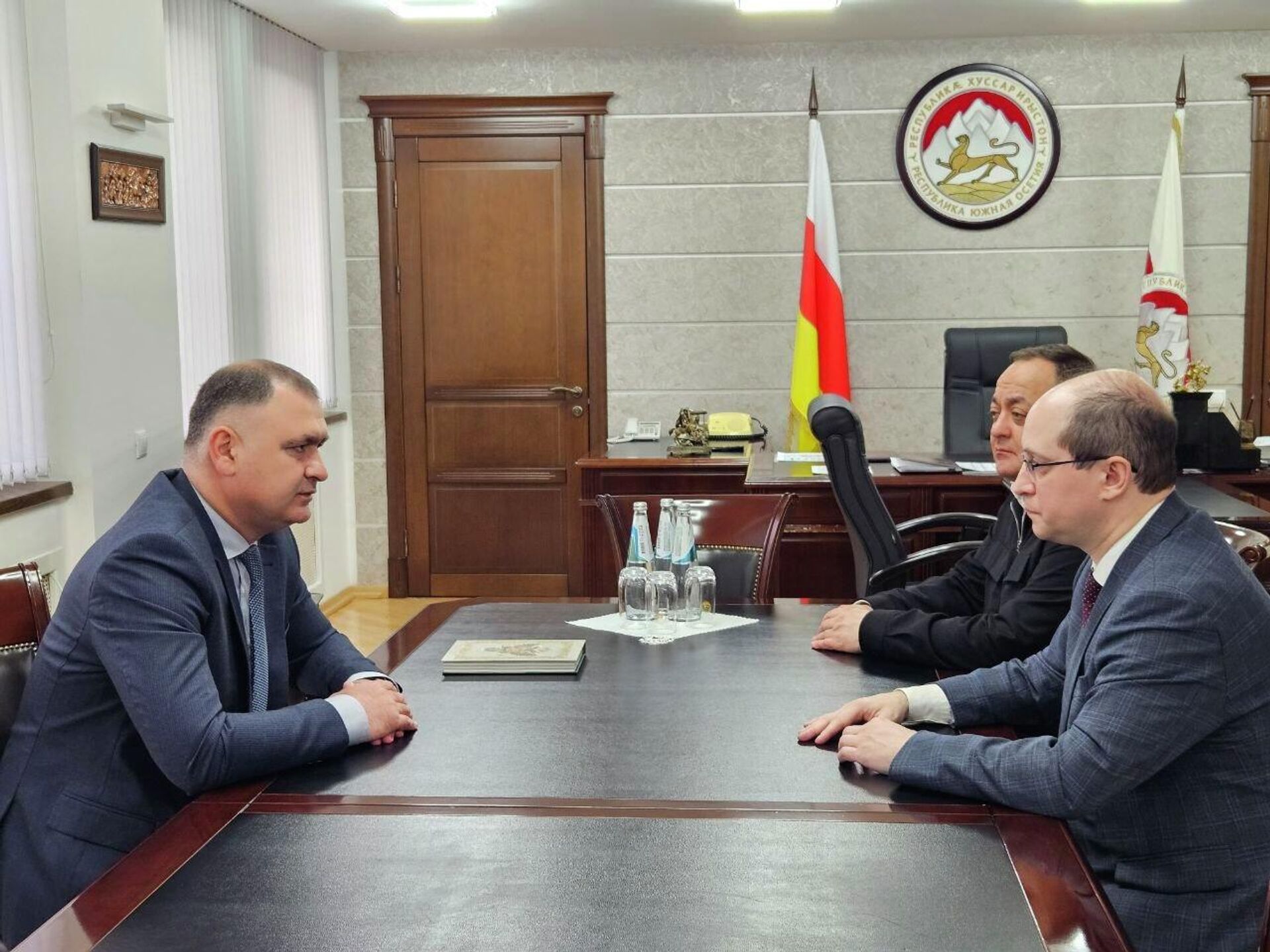 Встреча президента РЮО Алана Гаглоева с главой правления Российского исторического общества Русланом Гагкуевым  - Sputnik Южная Осетия, 1920, 28.03.2026