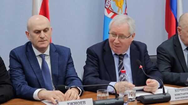 Советник президента РЮО Константин Кочиев зачитал обращение Алана Гаглоева к участникам круглого стола Осетины в веках русской военной славы - Sputnik Южная Осетия