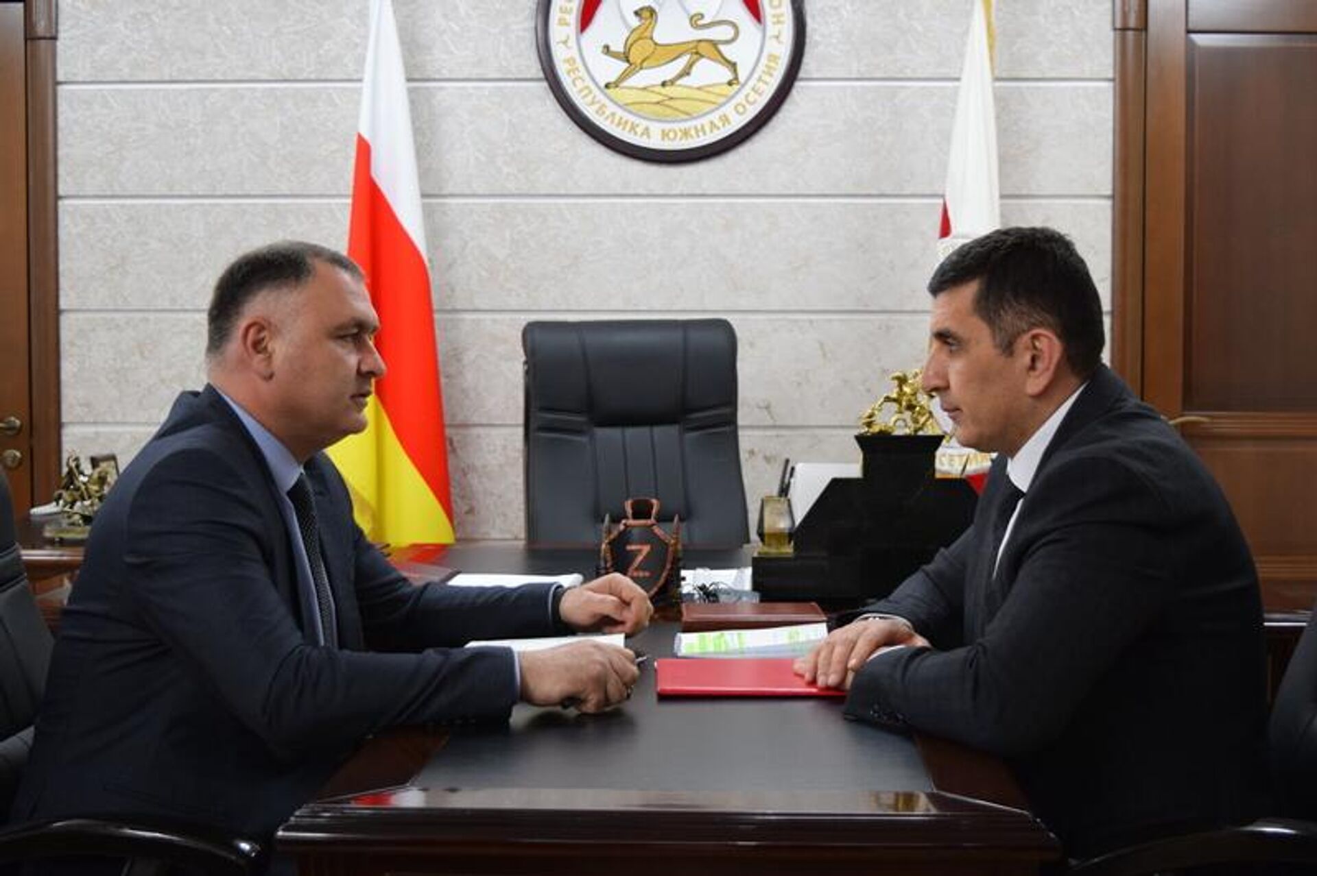 Президент Южной Осетии Алан Гаглоев и председатель Национального банка РЮО Сослан Бекоев - Sputnik Южная Осетия, 1920, 30.03.2026