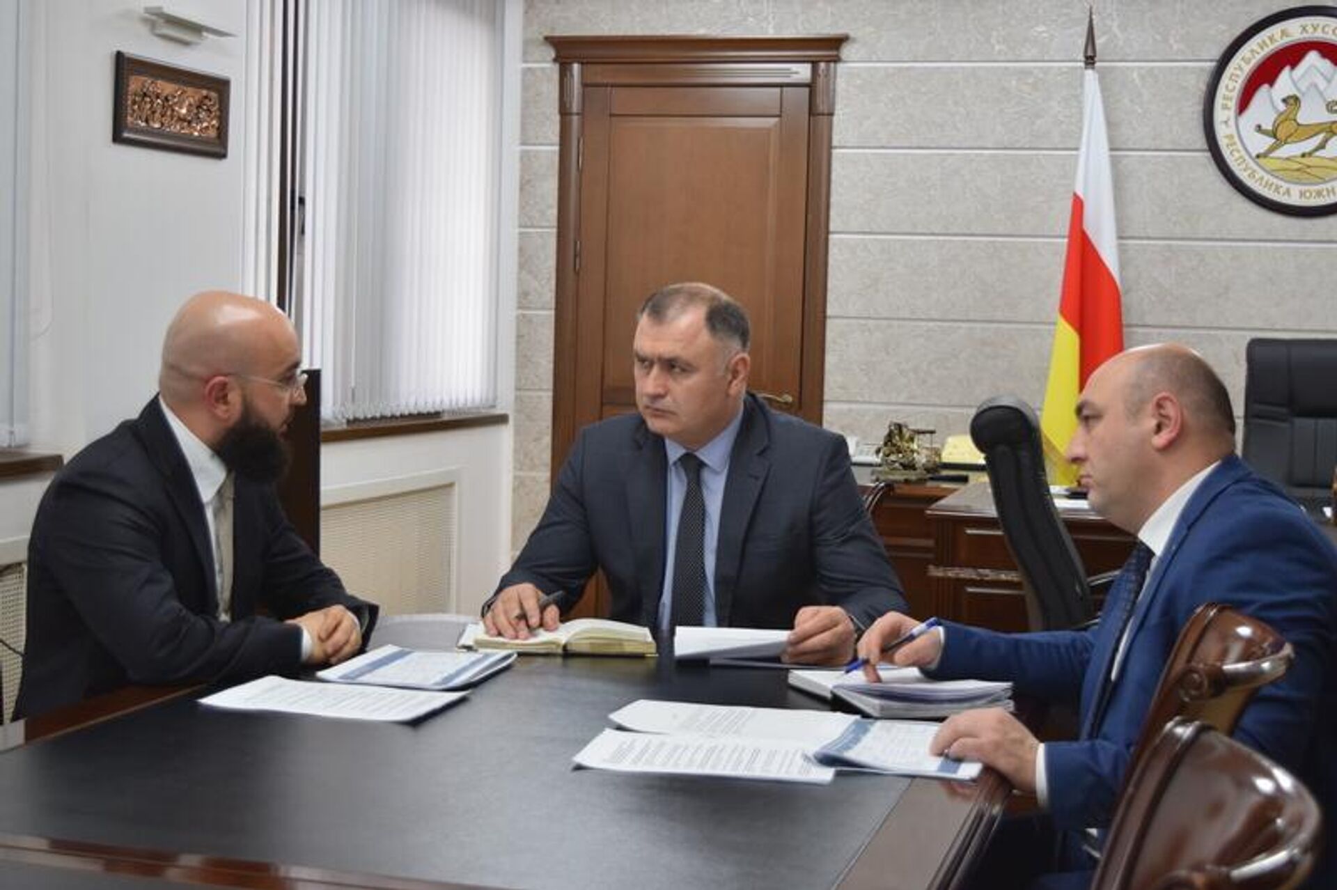 Президент Южной Осетии Алан Гаглоев и министр здравоохранения Сослан Наниев - Sputnik Южная Осетия, 1920, 30.03.2026