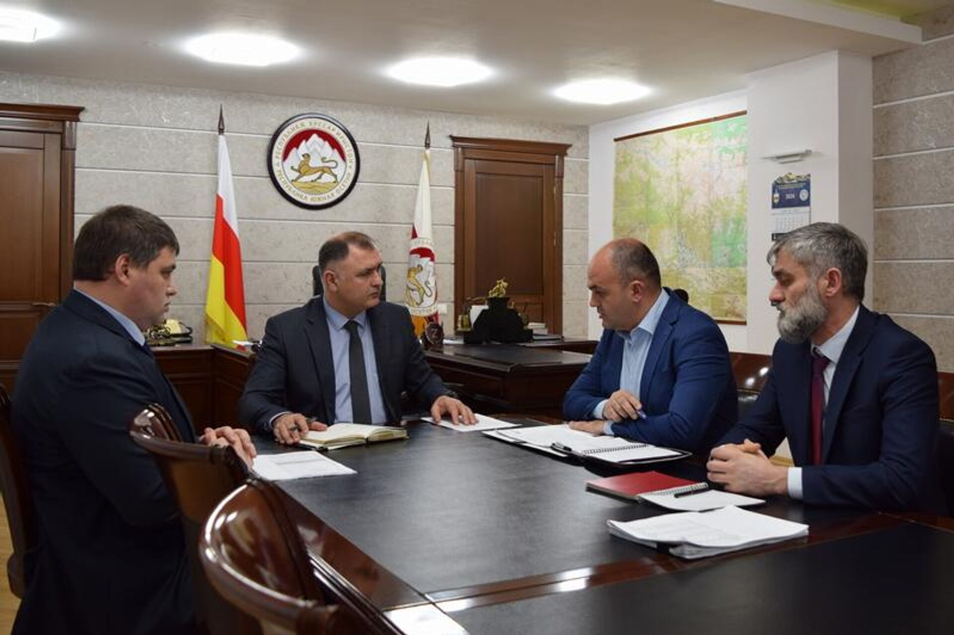 Рабочая встреча президента Южной Осетии Алана Гаглоева с министром экономики Сарматом Котаевым, министром строительства Зауром Чочиевым и руководителем ГУП ЮОСИ Аланом Козаевым - Sputnik Южная Осетия, 1920, 31.03.2026