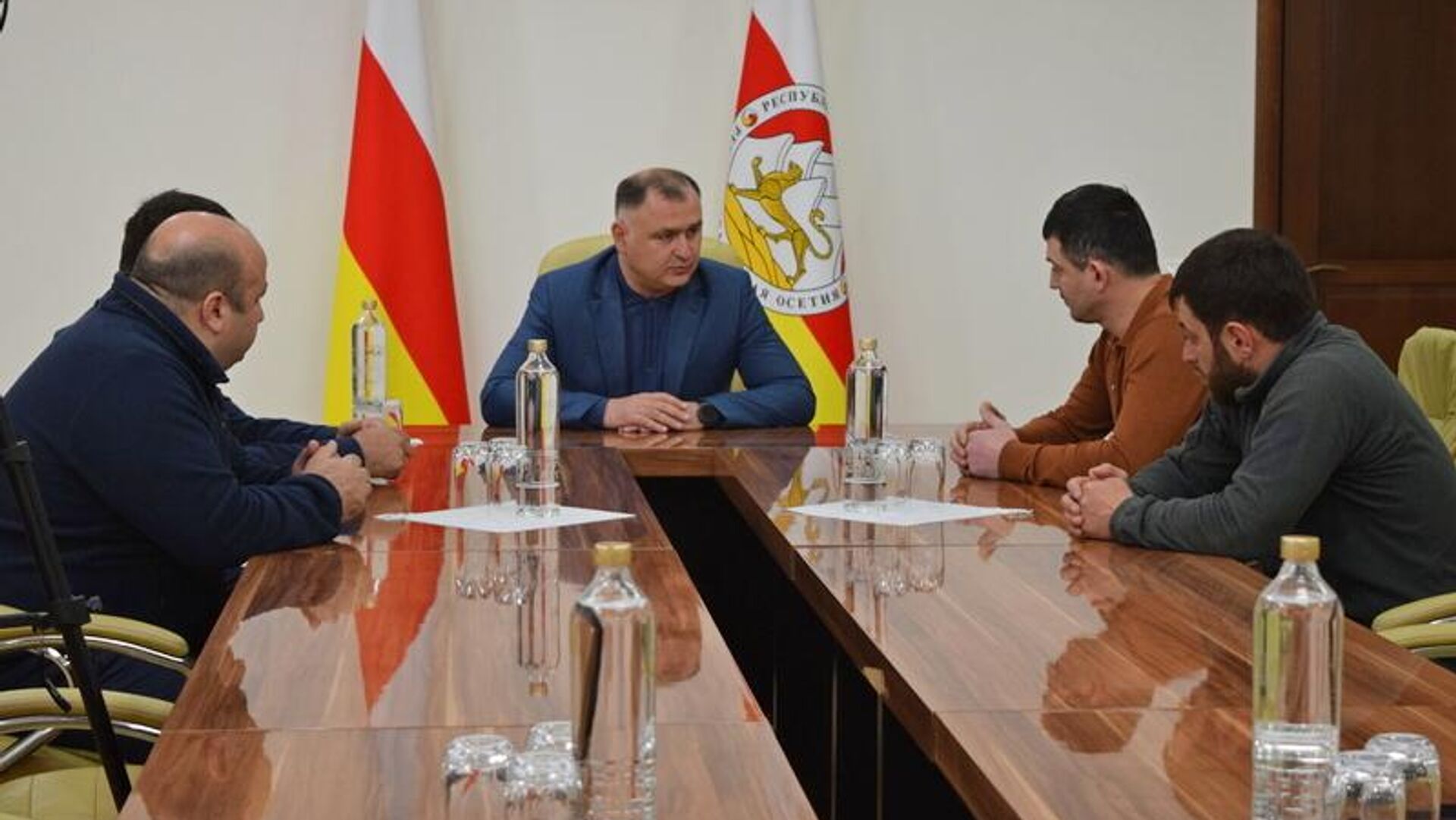 Президент Алан Гаглоев вручил государственные награды участнику СВО и водителям, доставляющим гуманитарную помощь на передовую. Президент Алан Гаглоев вручил государственные награды участнику СВО и водителям, доставляющим гуманитарную помощь на передовую. - Sputnik Южная Осетия, 1920, 31.03.2026