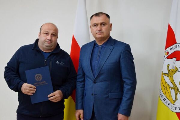 Гаглоев вручил госнаграды бойцу СВО и водителям, которые доставляют гумпомощь на передовую Гаглоев вручил госнаграды бойцу СВО и водителям, которые доставляют гумпомощь на передовую - Sputnik Южная Осетия