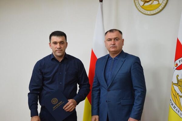 Гаглоев вручил госнаграды бойцу СВО и водителям, которые доставляют гумпомощь на передовую Гаглоев вручил госнаграды бойцу СВО и водителям, которые доставляют гумпомощь на передовую - Sputnik Южная Осетия