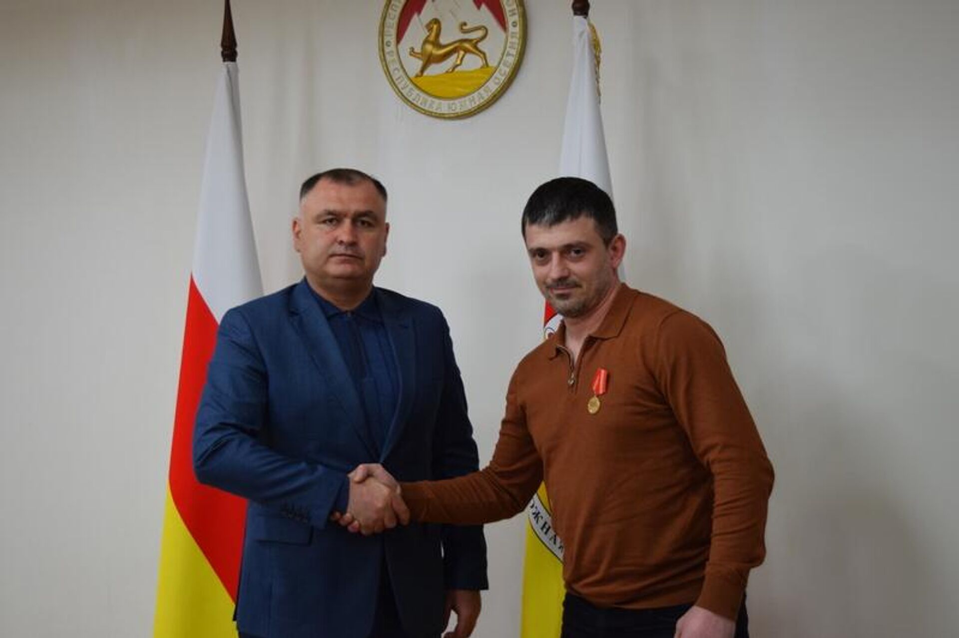 Гаглоев вручил госнаграды бойцу СВО и водителям, которые доставляют гумпомощь на передовую Гаглоев вручил госнаграды бойцу СВО и водителям, которые доставляют гумпомощь на передовую - Sputnik Южная Осетия, 1920, 31.03.2026