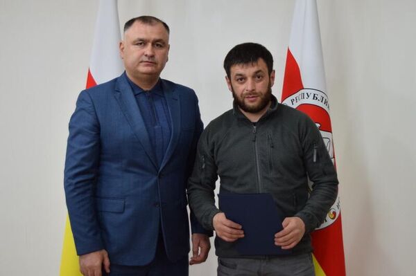 Гаглоев вручил госнаграды бойцу СВО и водителям, которые доставляют гумпомощь на передовую Гаглоев вручил госнаграды бойцу СВО и водителям, которые доставляют гумпомощь на передовую - Sputnik Южная Осетия