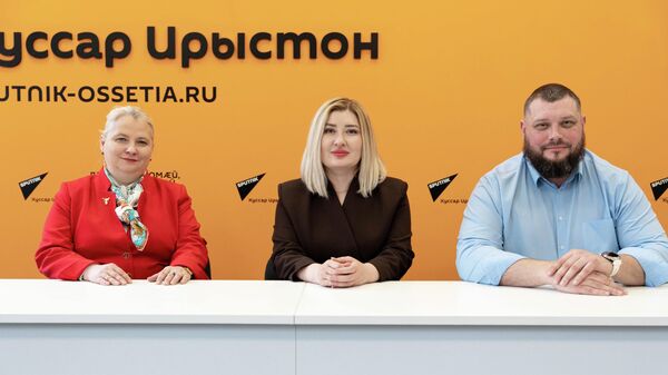 Елена Кряжева-Карцева, Мадина Батчаева и Олег Мальцев - Sputnik Южная Осетия
