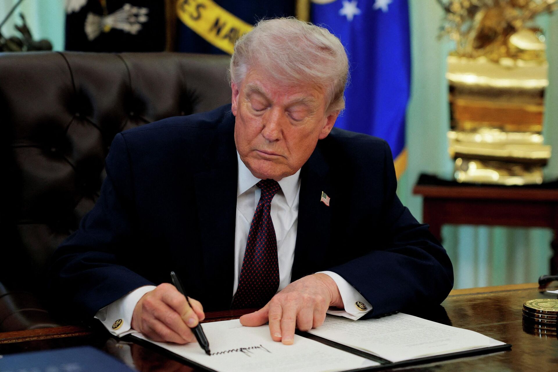 Президент США Дональд Трамп подписывает указ в Овальном кабинете Белого дома в Вашингтоне - Sputnik Южная Осетия, 1920, 02.05.2026