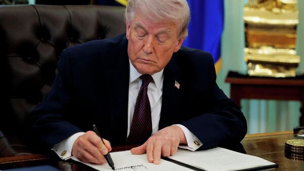 Президент США Дональд Трамп подписывает указ в Овальном кабинете Белого дома в Вашингтоне - Sputnik Южная Осетия