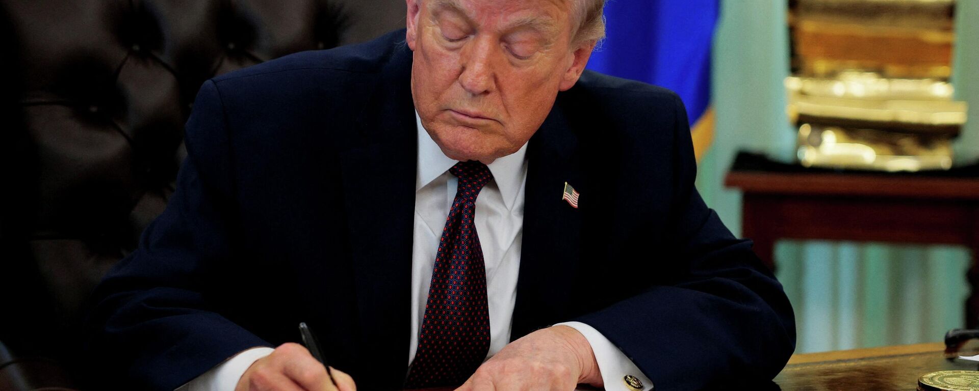 Президент США Дональд Трамп подписывает указ в Овальном кабинете Белого дома в Вашингтоне - Sputnik Южная Осетия, 1920, 18.04.2026