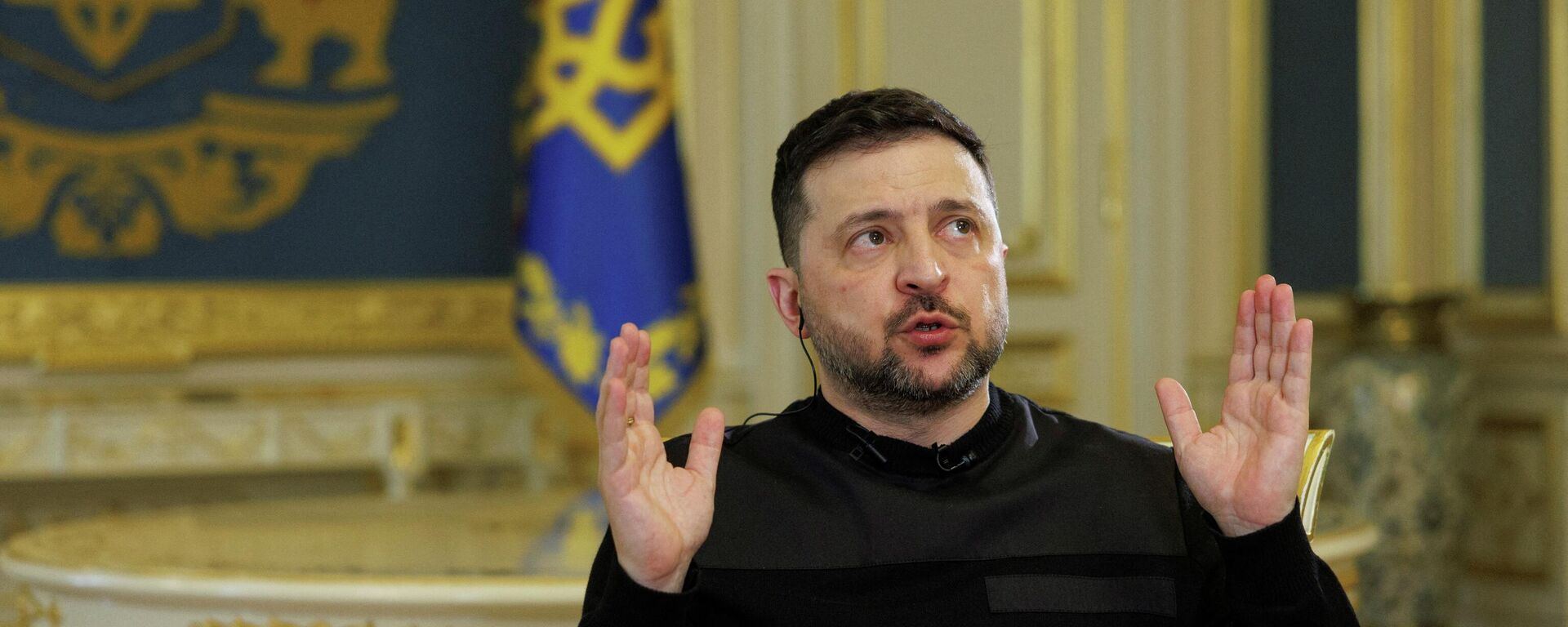 Президент Украины Владимир Зеленский выступает во время интервью Reuters - Sputnik Южная Осетия, 1920, 02.04.2026