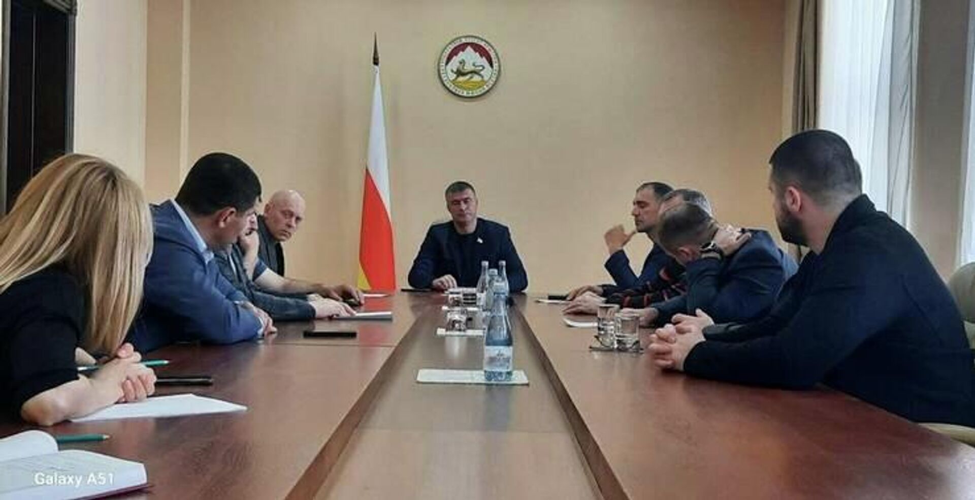 Заседание парламентского комитета по промышленности, строительству, транспорту, связи и природным ресурсам Южной Осетии - Sputnik Южная Осетия, 1920, 03.04.2026