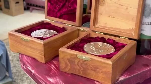 Алан Гаглоев, Сергей Кириенко и Бадра Гунба посетили этнопарк Апсны и приняли участие в Винном форуме в Гудаутском районе⁣⁣⠀ - Sputnik Южная Осетия