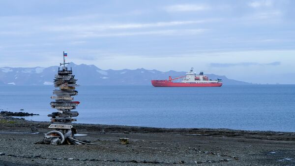 Судно Академик Трешников возле станции Беллинсгаузен в Антарктиде. - Sputnik Южная Осетия