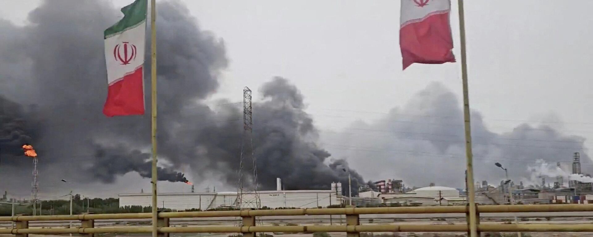 Дым после ударов по нефтехимической зоне Махшахр в округе Бандар-Махшахр, провинция Хузестан, Иран - Sputnik Южная Осетия, 1920, 07.04.2026