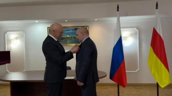 Указом президента РФ Владимира Путина ректор ЮОГУ Вадим Тедеев награжден Медалью Пушкина - Sputnik Южная Осетия