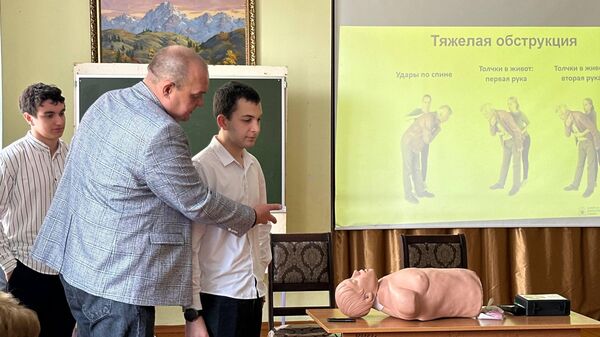 Занятия с учащимися СОШ №9 по освоению навыков сердечно-легочной реанимации и оказанию первой медицинской помощи в экстренных ситуациях - Sputnik Южная Осетия