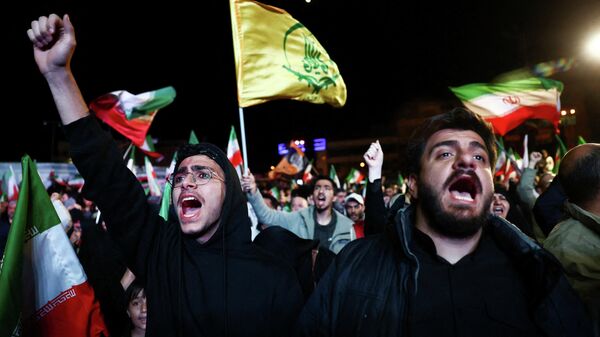Люди в Тегеране скандируют лозунги, собравшись после объявления двухнедельного прекращения огня в иранской войне  - Sputnik Южная Осетия