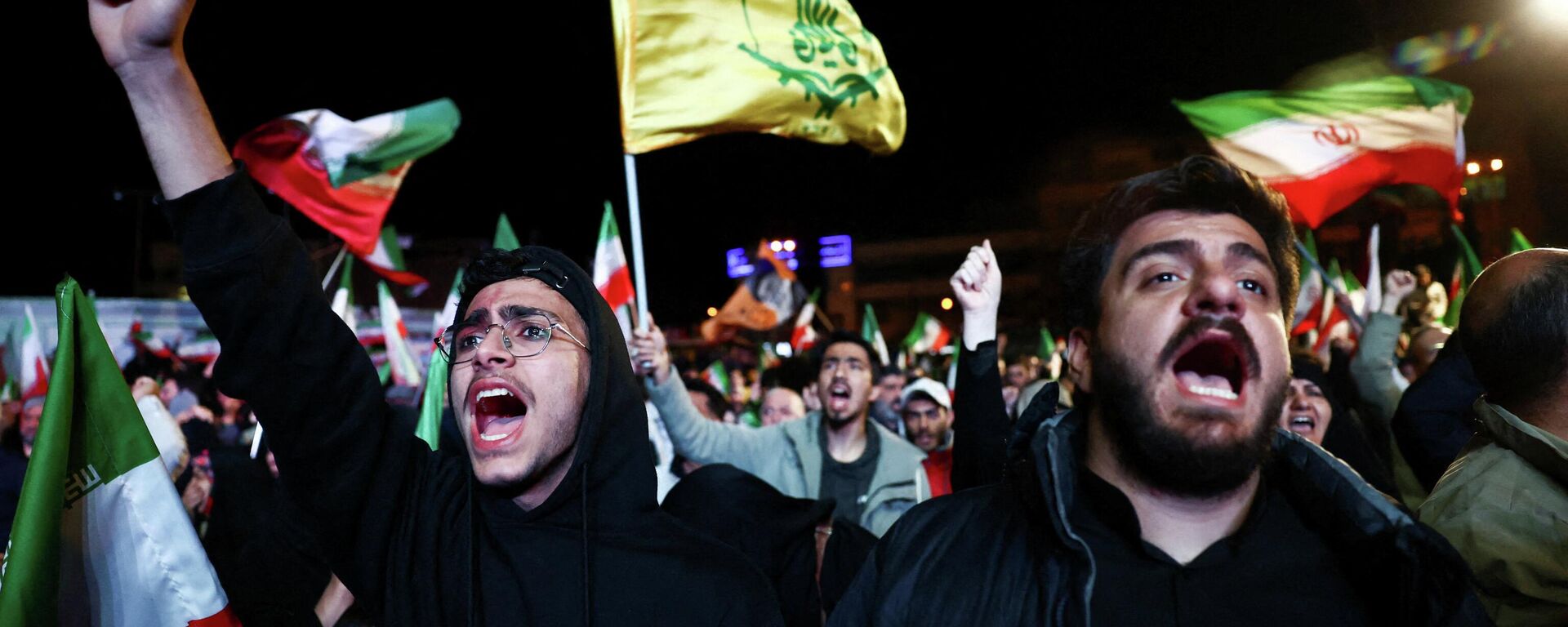 Люди в Тегеране скандируют лозунги, собравшись после объявления двухнедельного прекращения огня в иранской войне  - Sputnik Южная Осетия, 1920, 08.04.2026