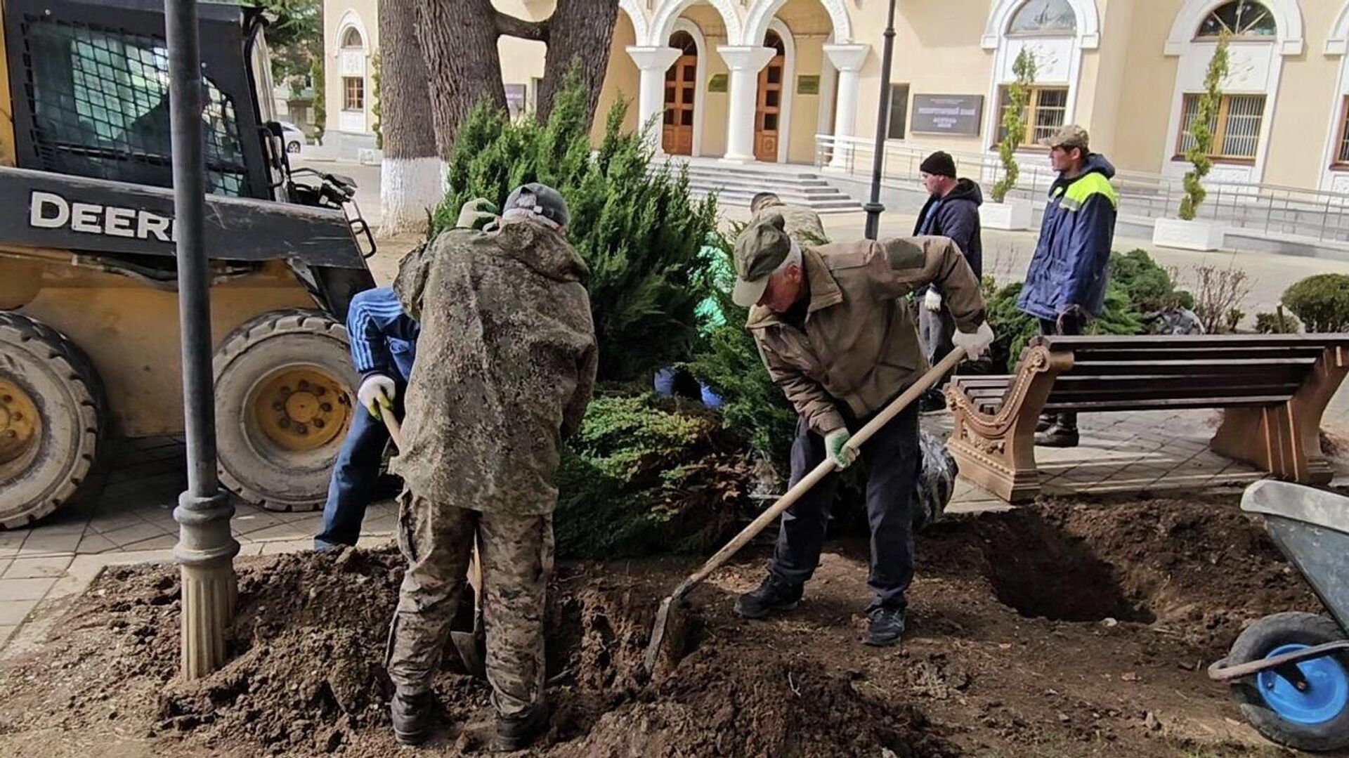 Высадка деревьев в Цхинвале - Sputnik Южная Осетия, 1920, 08.04.2026