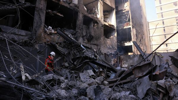 На месте израильского удара, проведенного в среду, в Аль-Мазраа в Бейруте, Ливан. - Sputnik Южная Осетия