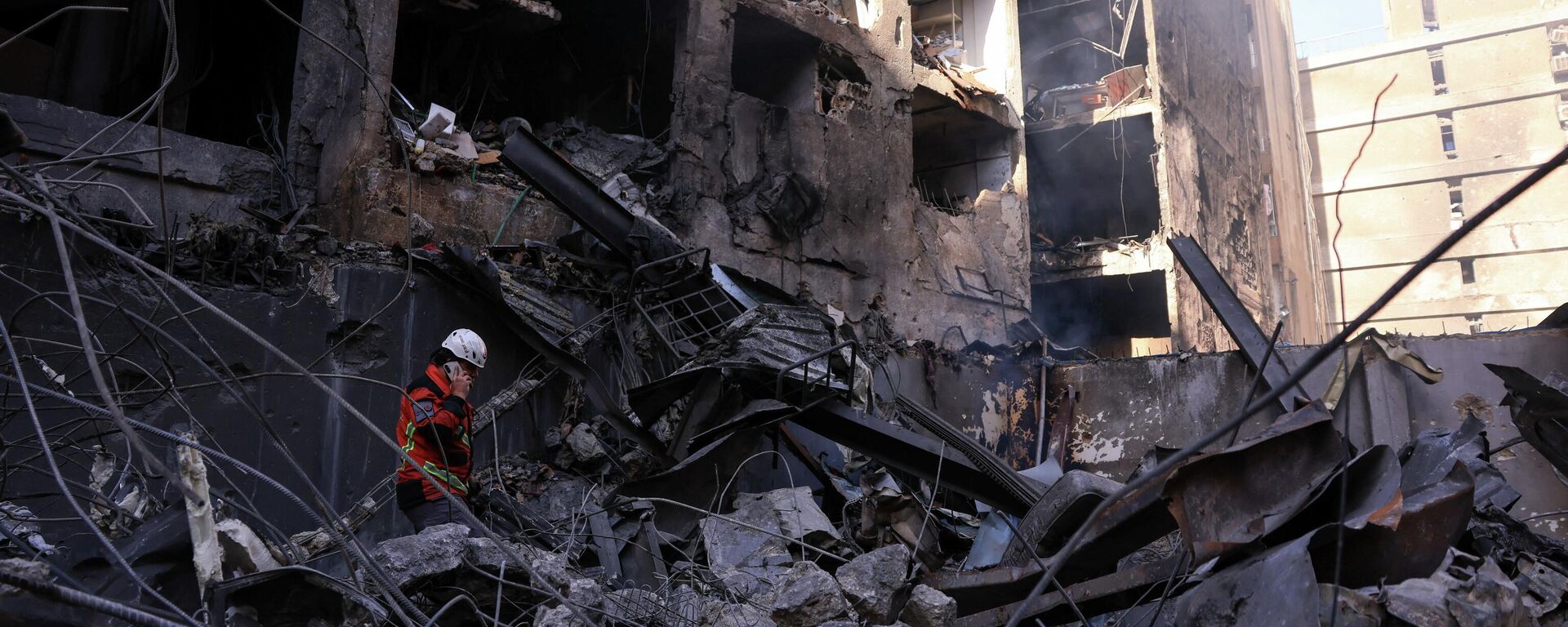 На месте израильского удара, проведенного в среду, в Аль-Мазраа в Бейруте, Ливан. - Sputnik Южная Осетия, 1920, 09.04.2026