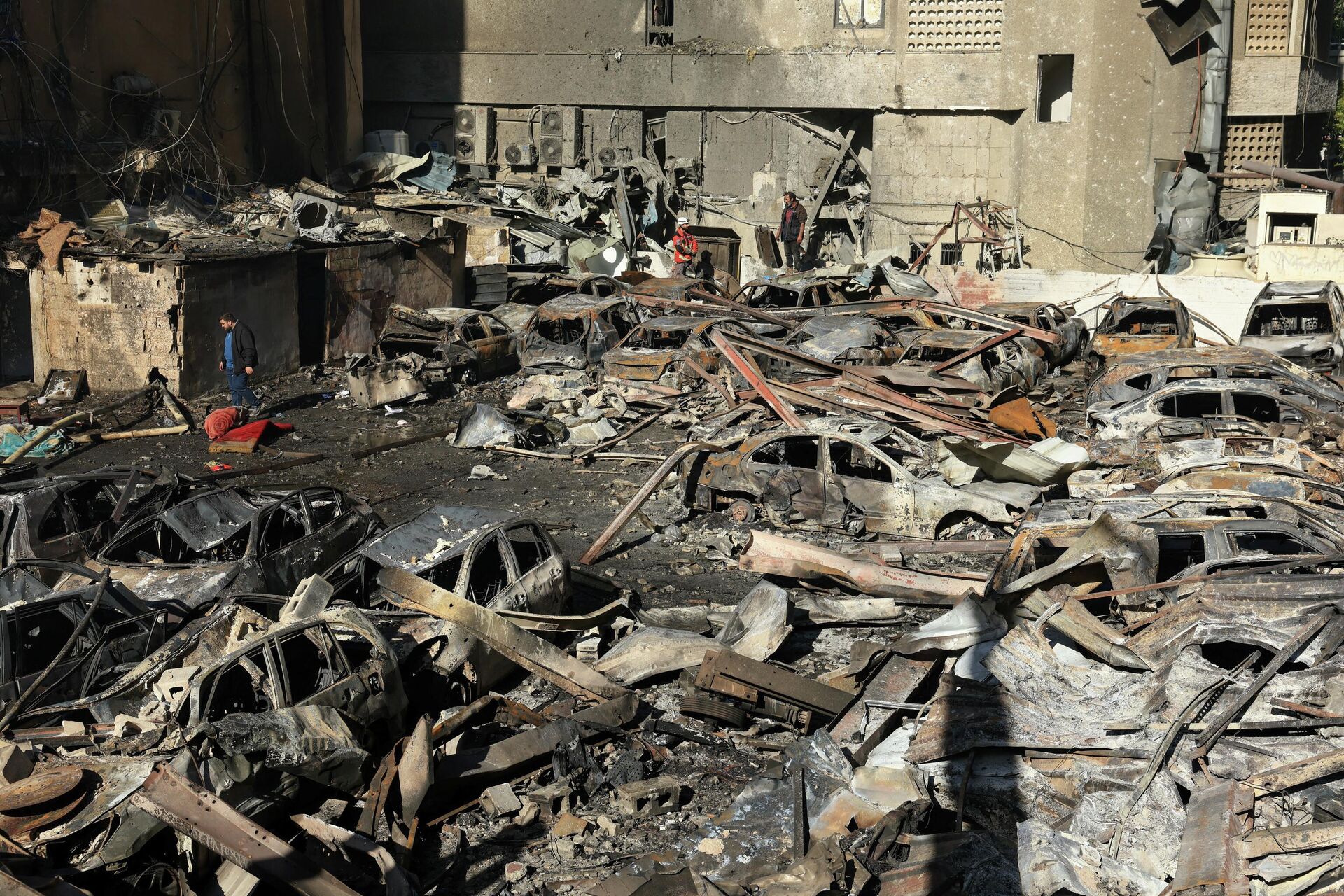 Люди на месте израильского удара, нанесенного в среду, в Аль-Мазраа в Бейруте, Ливан. - Sputnik Южная Осетия, 1920, 09.04.2026