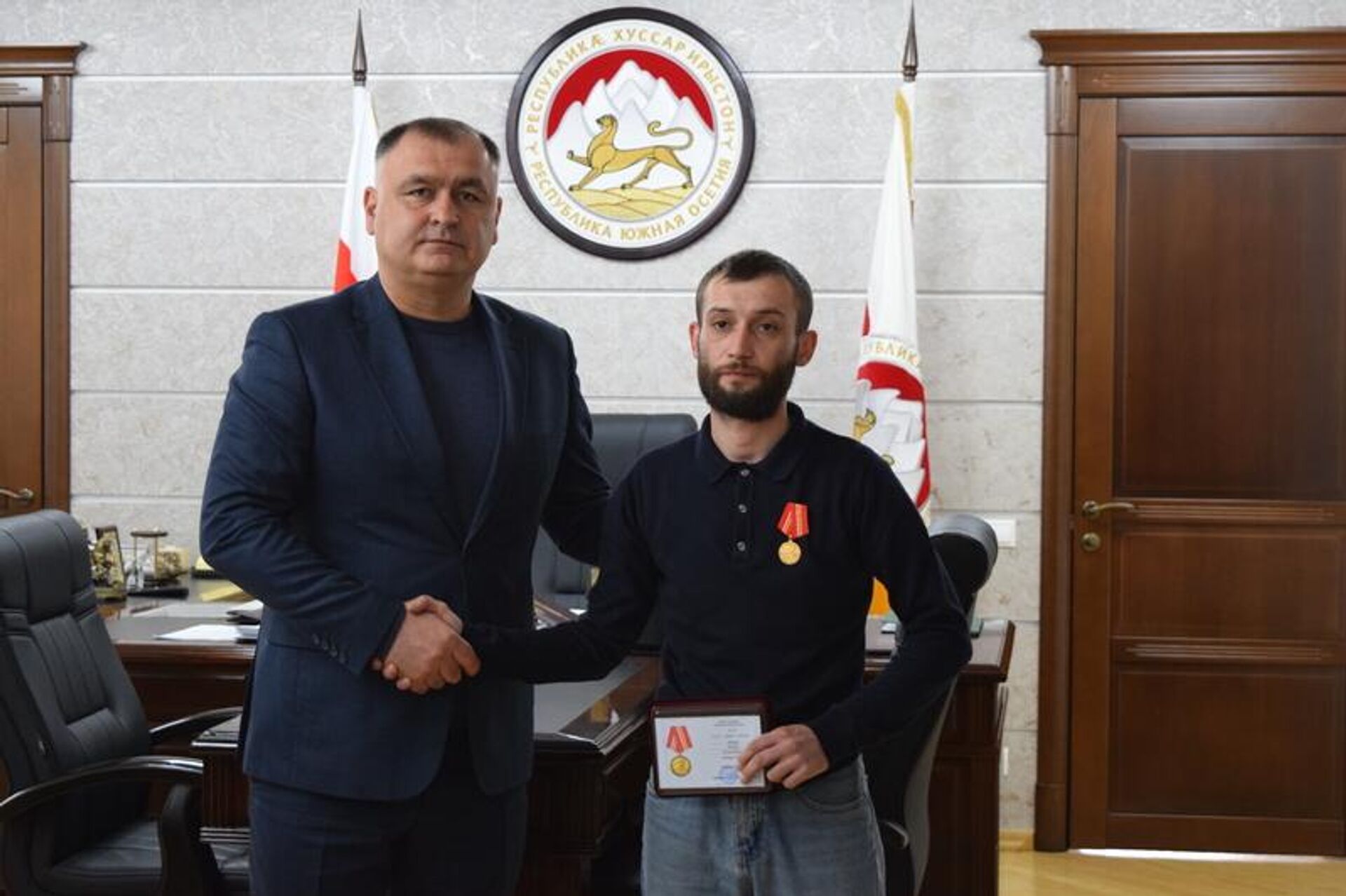 Президент Южной Осетии Алан Гаглоев наградил участников СВО медалями Защитнику Отечества - Sputnik Южная Осетия, 1920, 09.04.2026