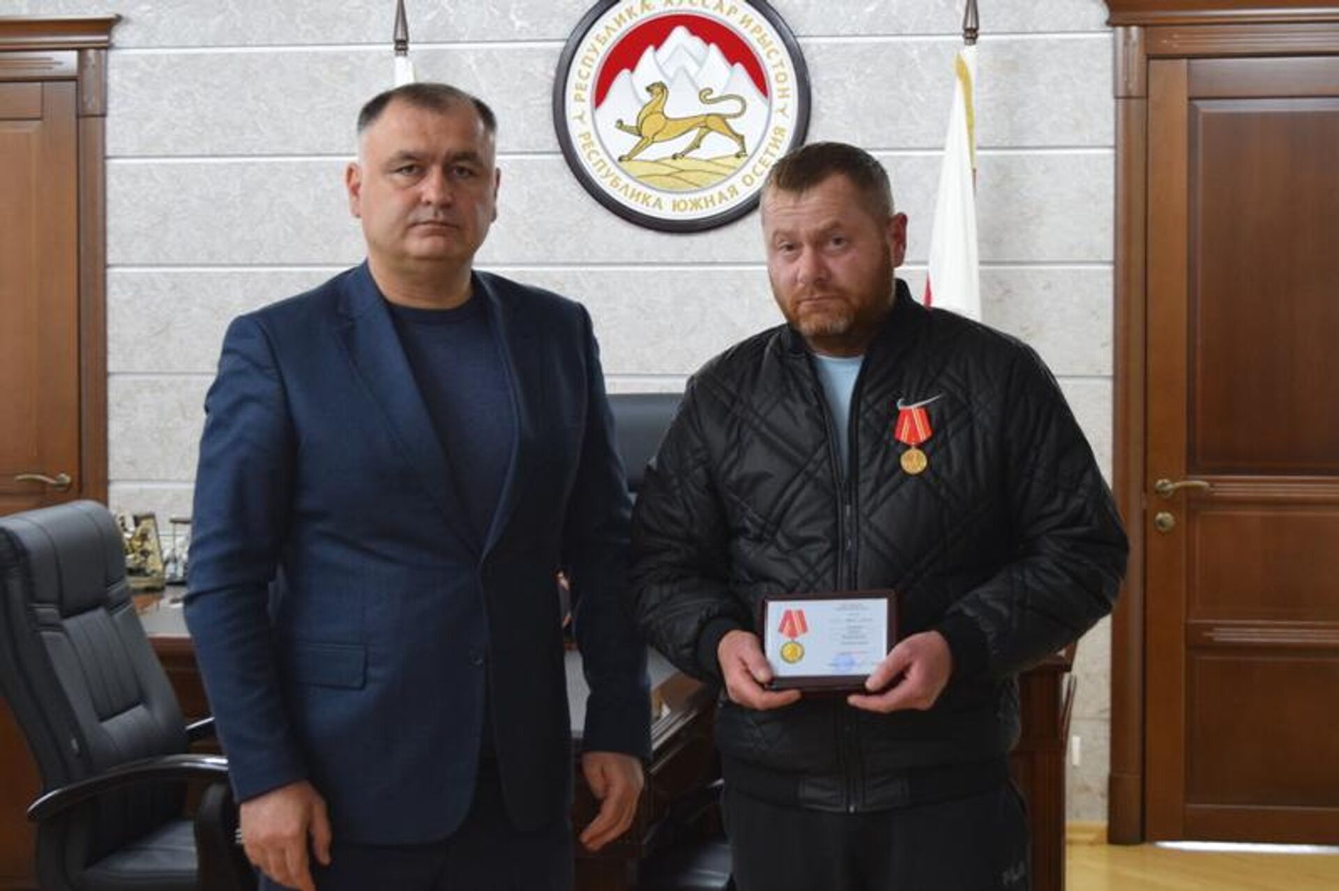 Президент Южной Осетии Алан Гаглоев наградил участников СВО медалями Защитнику Отечества - Sputnik Южная Осетия, 1920, 09.04.2026