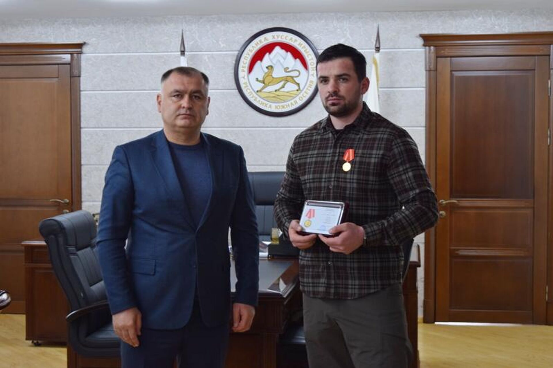 Президент Южной Осетии Алан Гаглоев наградил участников СВО медалями Защитнику Отечества - Sputnik Хуссар Ирыстон, 1920, 09.04.2026