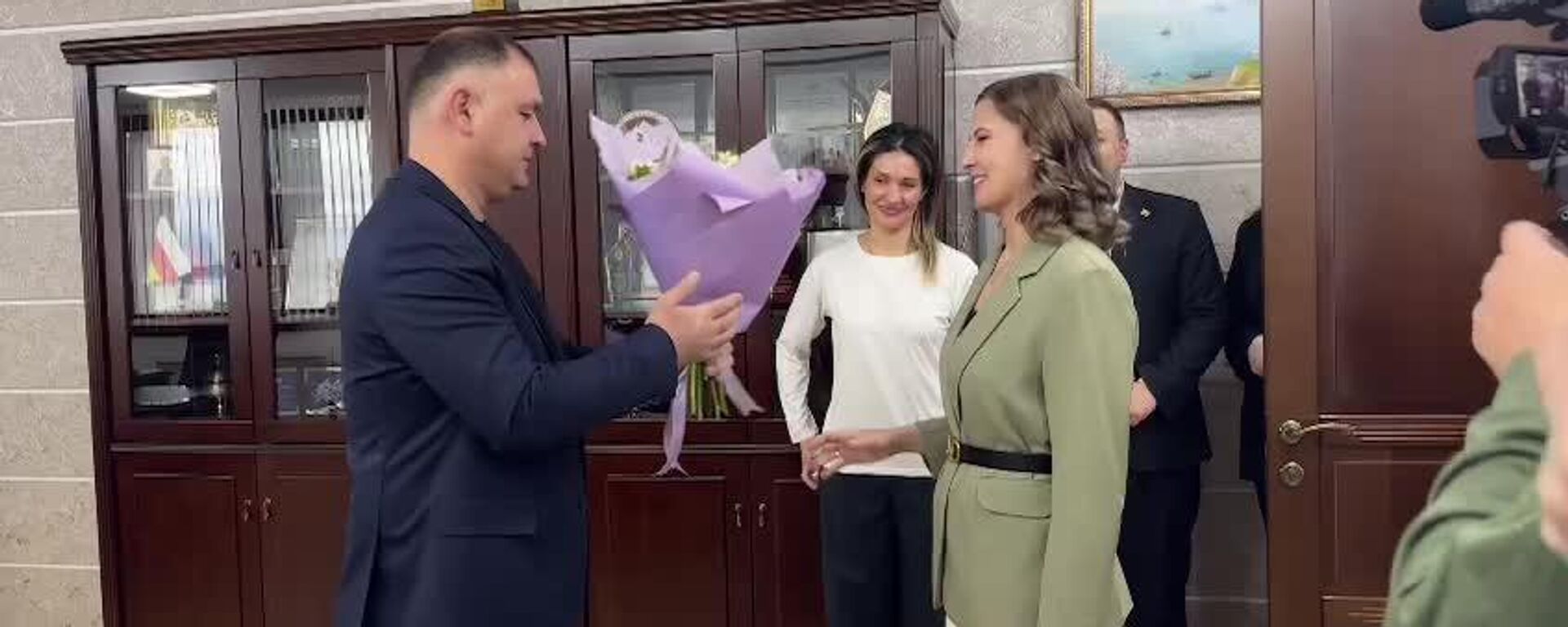 Президент Алан Гаглоев встретился с трехкратной олимпийской чемпионкой по синхронному плаванию Аллой Шишкиной - Sputnik Южная Осетия, 1920, 10.04.2026