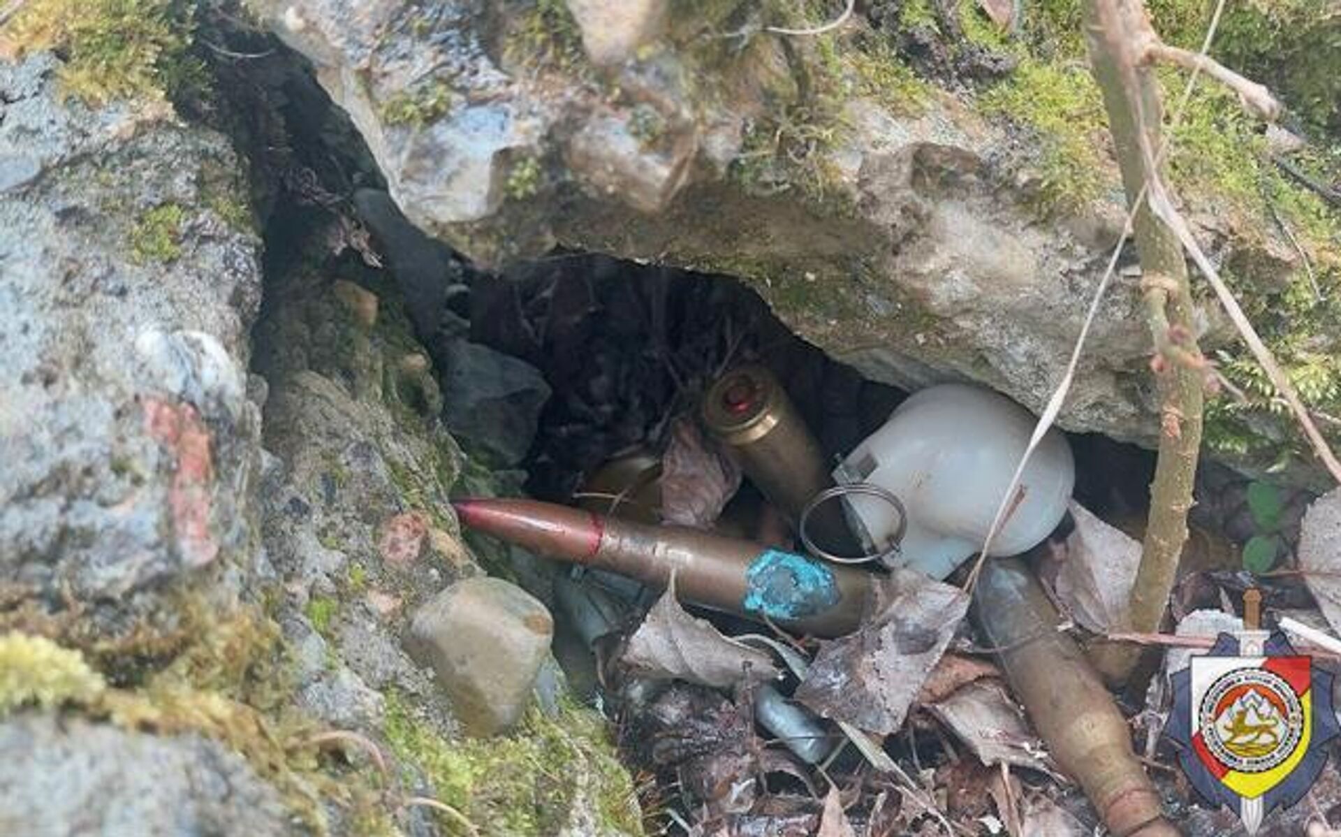 Обнаруженные с селе Дзарцем гранаты и патроны  - Sputnik Южная Осетия, 1920, 10.04.2026