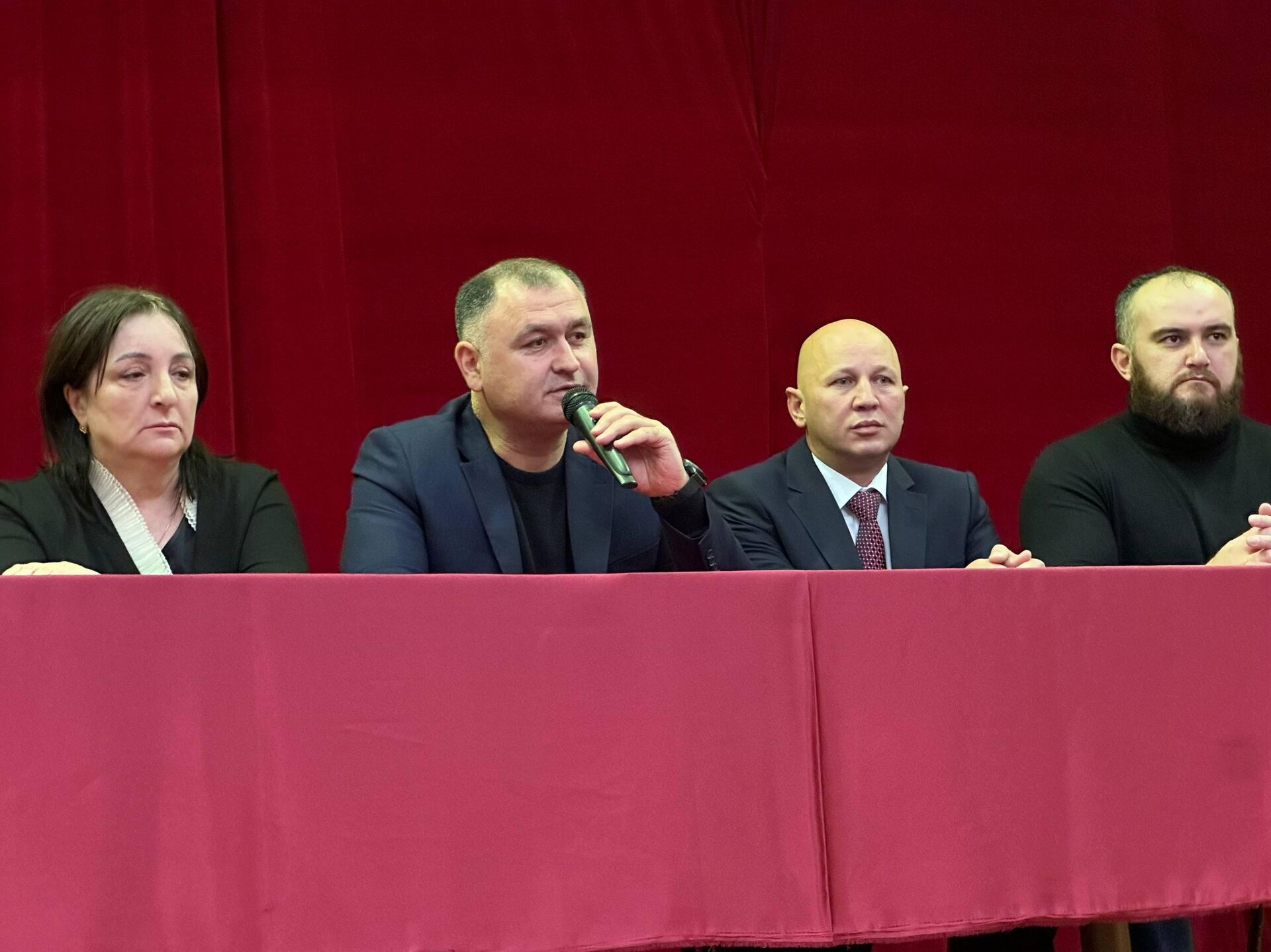 Алан Гаглоев представил нового главу Квайсы и обсудил с жителями проблемы города - Sputnik Южная Осетия, 1920, 10.04.2026