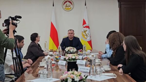 Президент Алан Гаглоев вручил президентские стипендии студентам Цхинвальского многопрофильного колледжа - Sputnik Хуссар Ирыстон