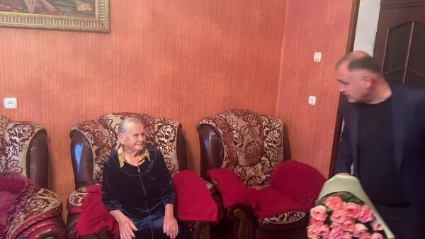 Президент Алан Гаглоев поздравил ветерана труда Лидию Фесенко с днем рождения и наградил Орденом Дружбы за многолетний труд - Sputnik Южная Осетия