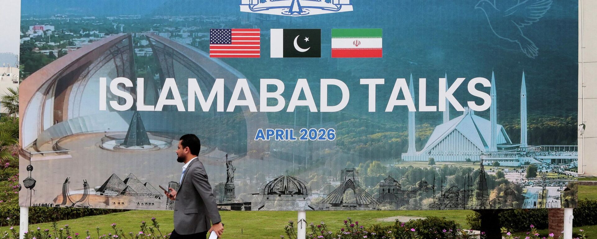 Рекламный щит о мирных переговорах США и Ирана в Исламабаде, Пакистан, 11 апреля 2026 года.  - Sputnik Южная Осетия, 1920, 12.04.2026