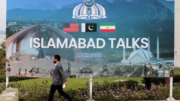 Рекламный щит о мирных переговорах США и Ирана в Исламабаде, Пакистан, 11 апреля 2026 года.  - Sputnik Южная Осетия