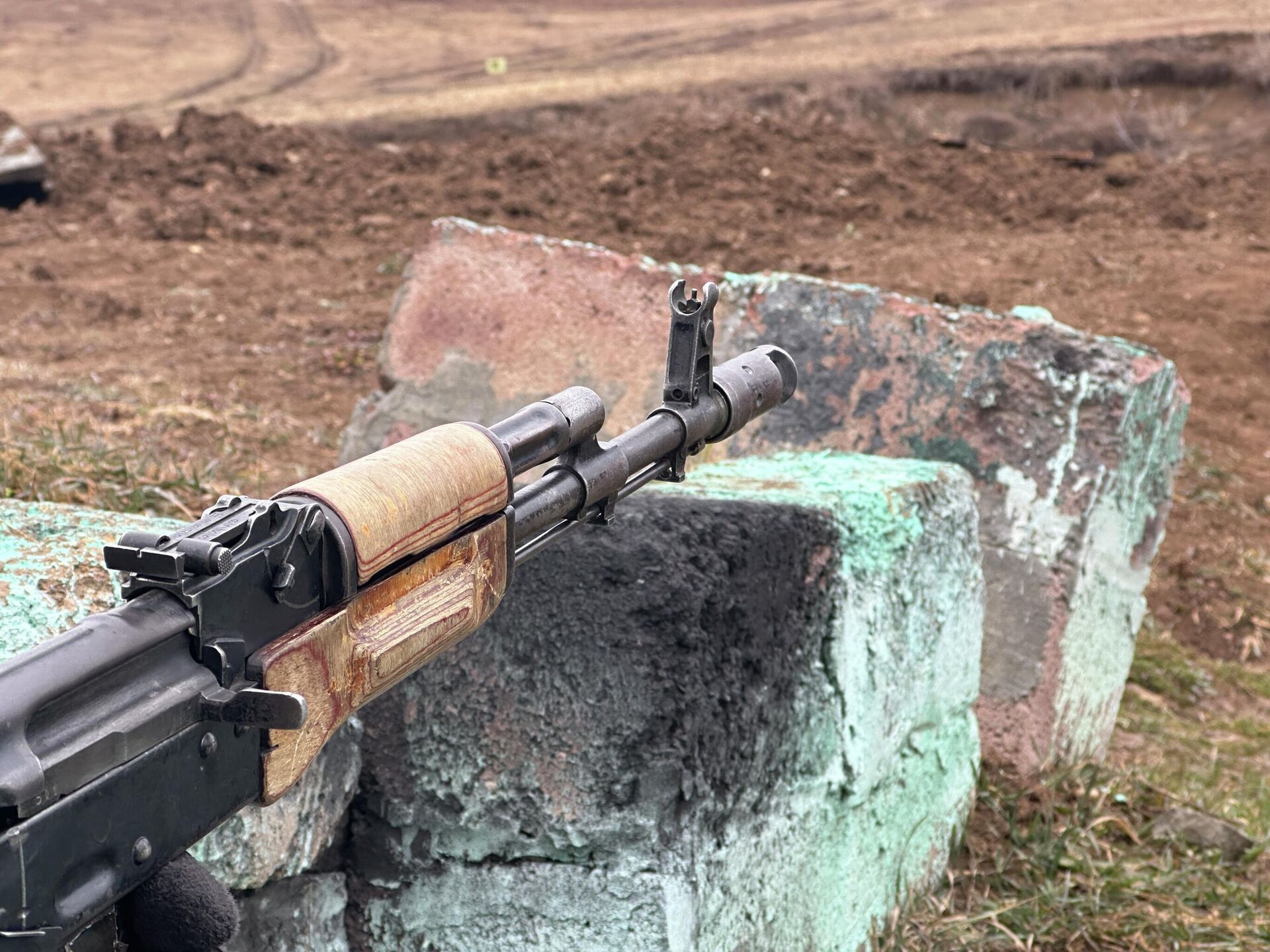 Занятия по огневой подготовке с личным составом российской военной базы в Южной Осетии  - Sputnik Южная Осетия, 1920, 14.04.2026