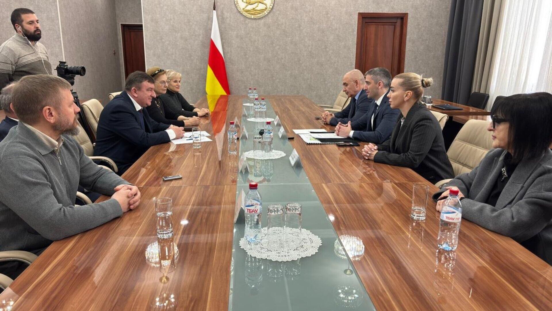 Дзамболат Тадтаев встретился с Юрием Плугатарем - Sputnik Южная Осетия, 1920, 14.04.2026