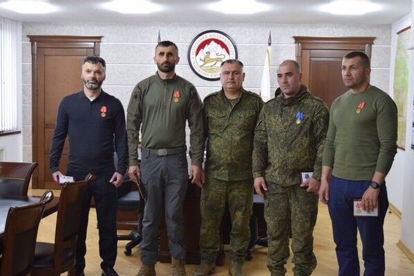  Алан Гаглоев встретился с военнослужащими 4-й военной базы – бойцами СВО, прибывшими в Южную Осетию в краткосрочный отпуск. - Sputnik Южная Осетия