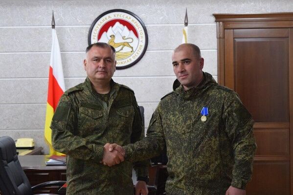  Алан Гаглоев встретился с военнослужащими 4-й военной базы – бойцами СВО, прибывшими в Южную Осетию в краткосрочный отпуск. - Sputnik Южная Осетия