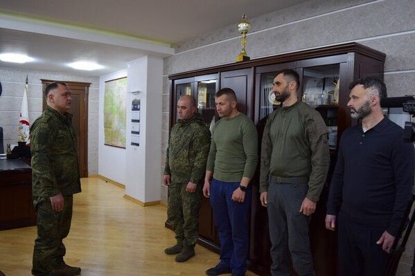  Алан Гаглоев встретился с военнослужащими 4-й военной базы – бойцами СВО, прибывшими в Южную Осетию в краткосрочный отпуск. - Sputnik Южная Осетия