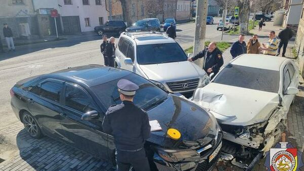 Последствия ДТП на улице 8-го Июня в Цхинвале  - Sputnik Южная Осетия