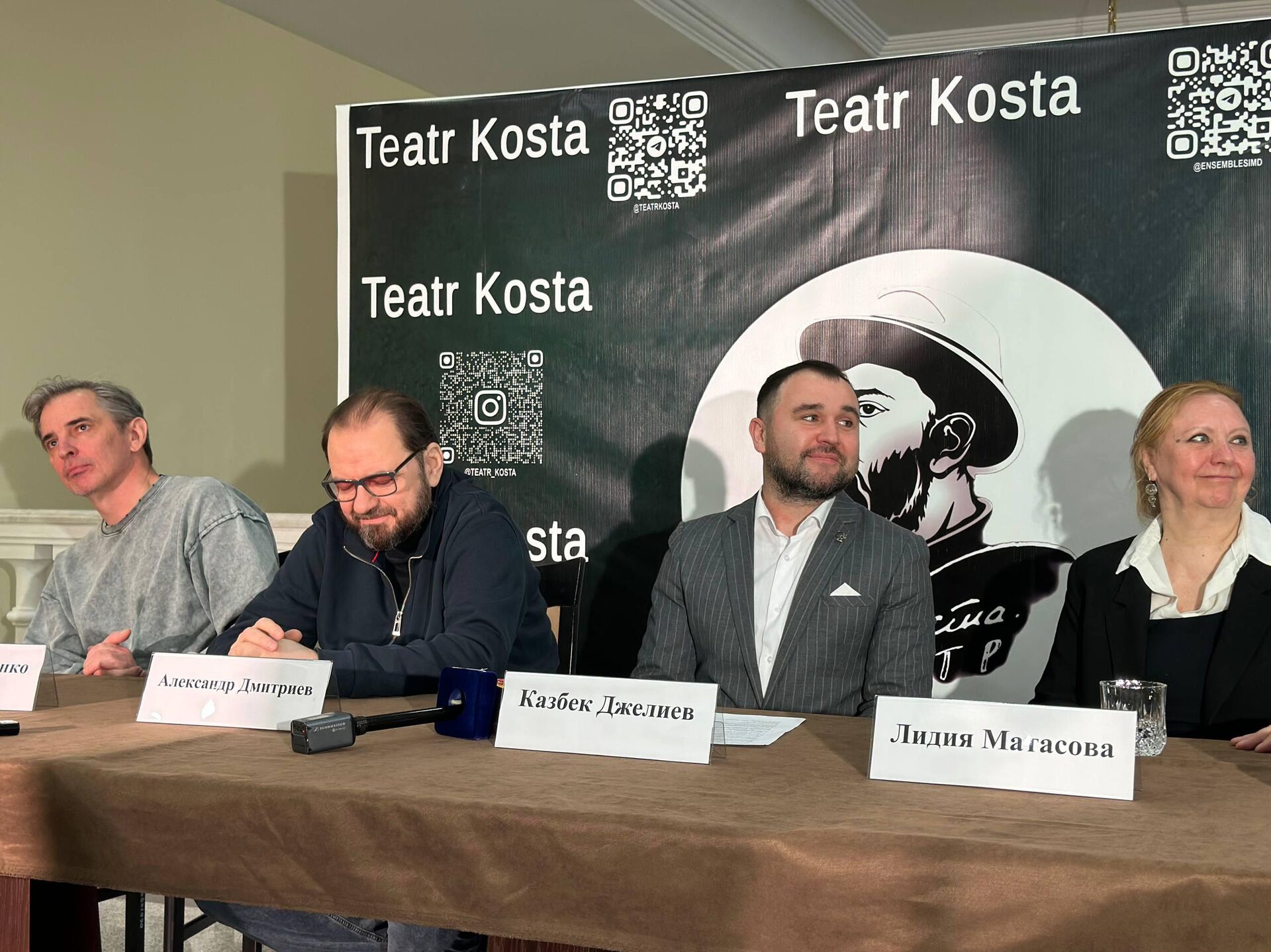 Пресс-подход артистов МХАТ, приехавших с гастролями в Южную Осетию - Sputnik Южная Осетия, 1920, 15.04.2026