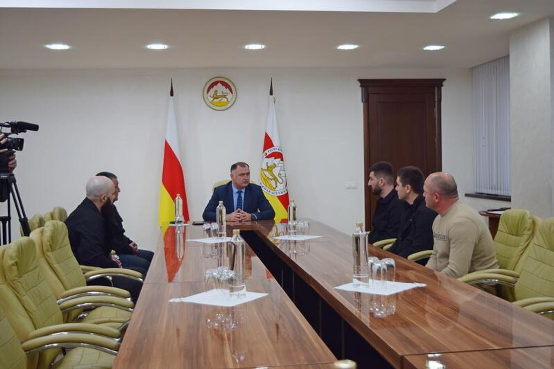 Президент Южной Осетии Алан Гаглоев наградил участников СВО медалями Защитнику Отечества Президент Южной Осетии Алан Гаглоев наградил участников СВО медалями Защитнику Отечества - Sputnik Южная Осетия, 1920, 16.04.2026