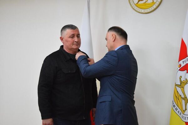 Президент Южной Осетии Алан Гаглоев наградил участников СВО медалями Защитнику Отечества Президент Южной Осетии Алан Гаглоев наградил участников СВО медалями Защитнику Отечества - Sputnik Южная Осетия