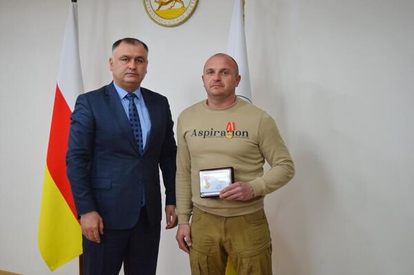 Президент Южной Осетии Алан Гаглоев наградил участников СВО медалями Защитнику Отечества Президент Южной Осетии Алан Гаглоев наградил участников СВО медалями Защитнику Отечества - Sputnik Южная Осетия